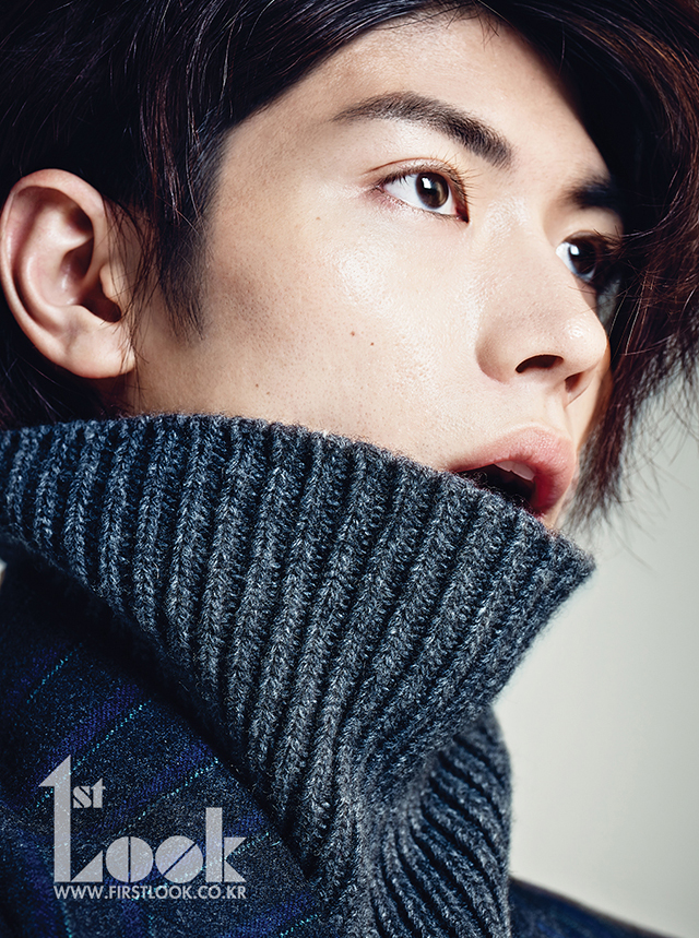Miura_haruma_sweaterbiting